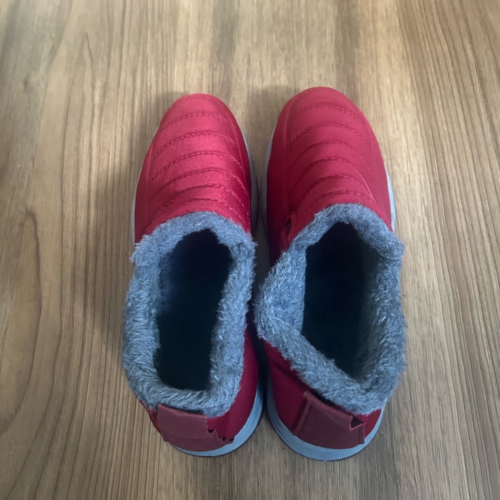 Women’s winter boots with red lining